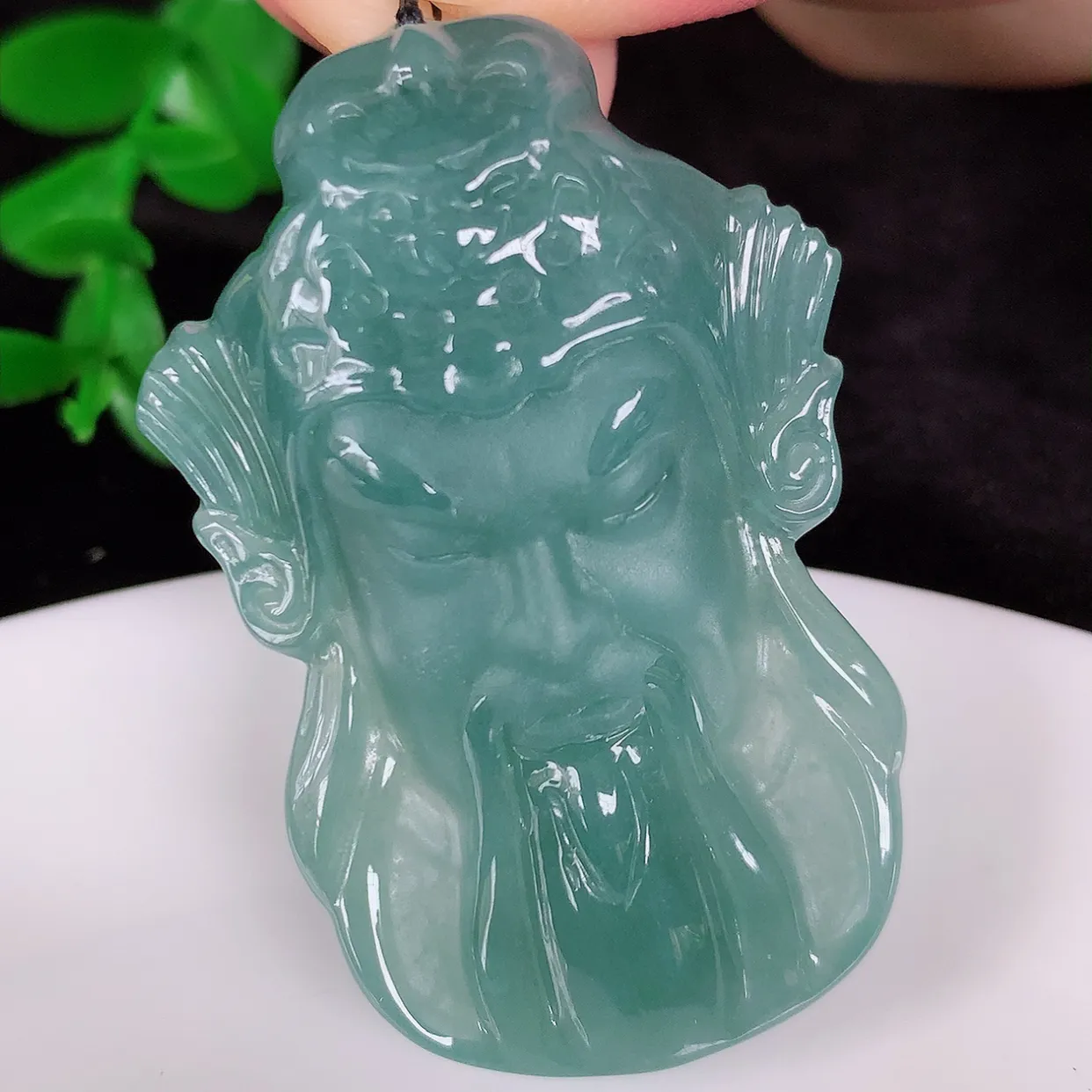 自然光实拍 冰透满色关公翡翠吊坠，种好起光，玉质细腻 招财纳福 时‮大尚‬方，款式新莹，佩戴优雅高贵！#378.2尺寸46-31-9mm