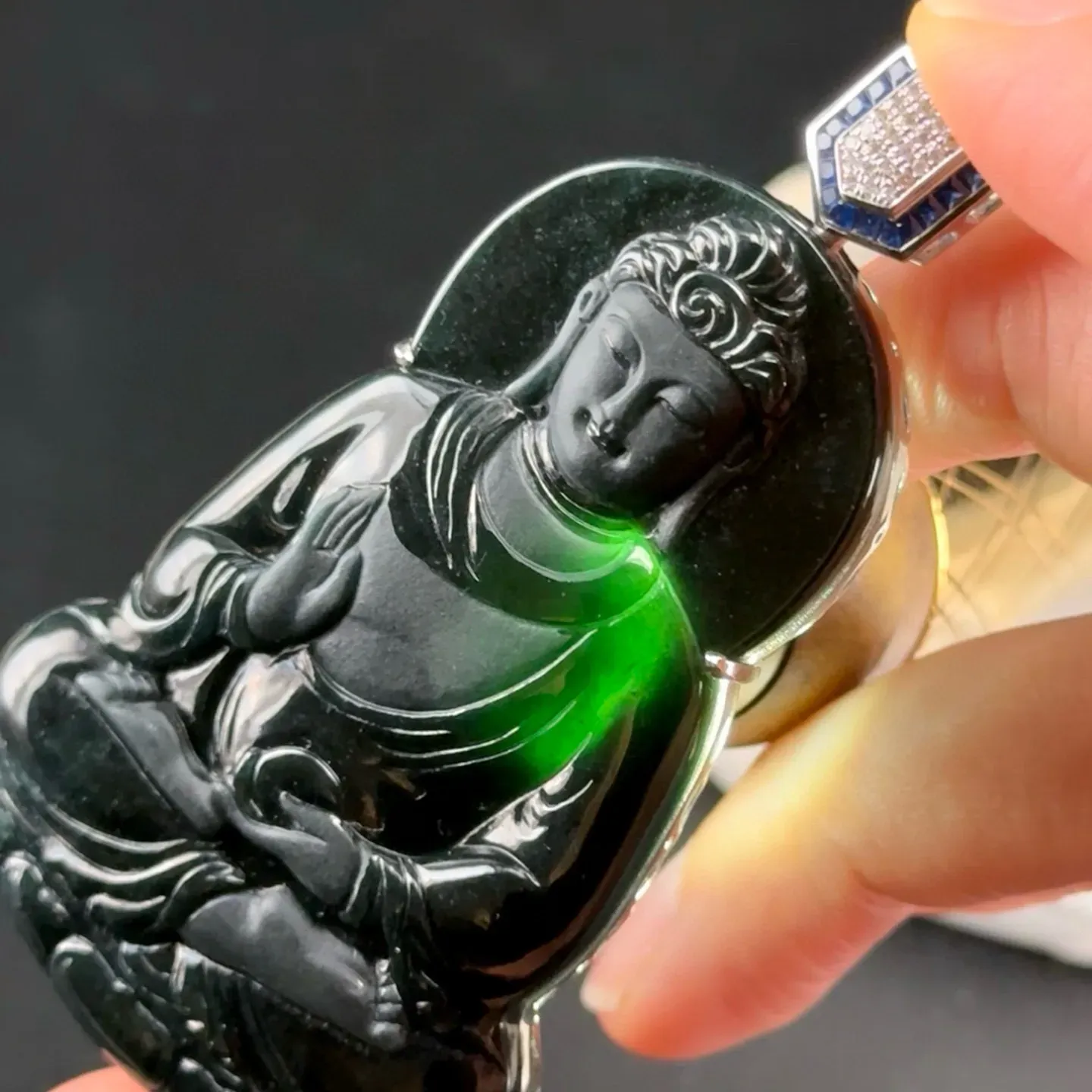 精品墨翠大日如来 种好色正 黑度极好 打灯通透 油性十足 尺寸71