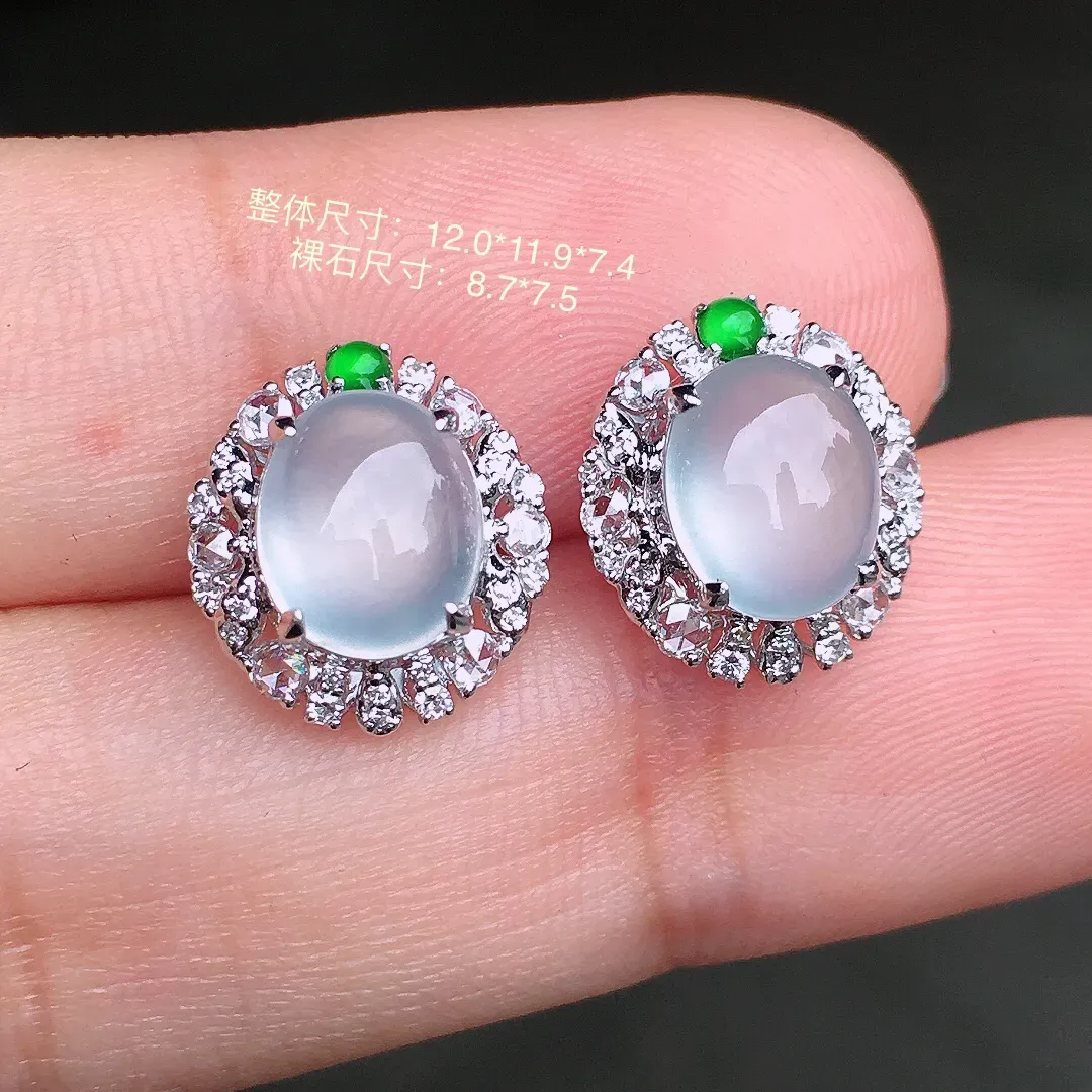冰种蛋面耳钉，玉质细腻，荧光感超
强，饱满水润，气质满满。18k
金豪华镶嵌