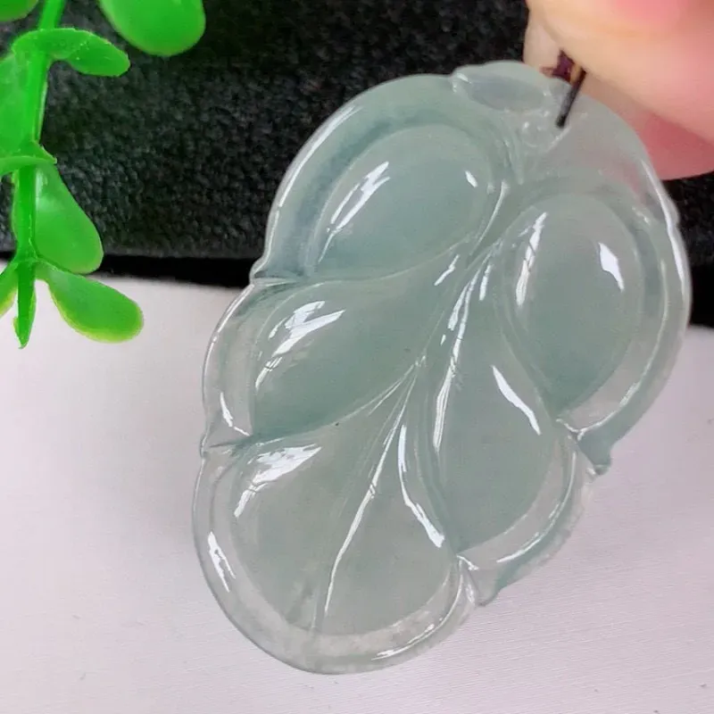 自然光实拍 冰种事业有成叶子翡翠吊坠，莹润且起胶 叶子清秀优雅 佩戴大业有成！#122.3尺寸38*23*5mm