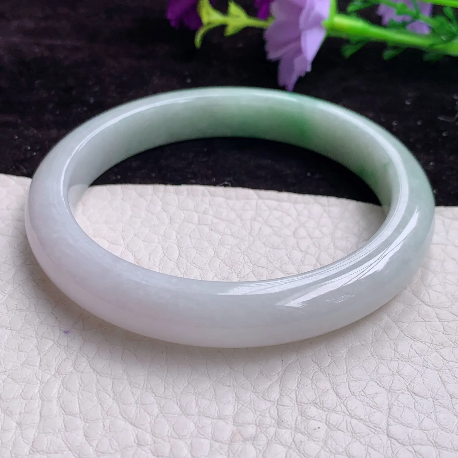 js大圈口62*11*8.5缅甸翡翠飘绿水润百搭正圈玉手镯 翡翠平安镯