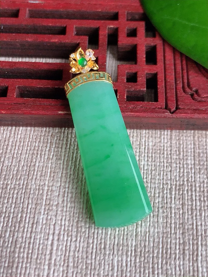 a货翡翠老坑冰种18K金镶嵌满绿无事牌吊坠 尺寸38.2×31.6×11×4.5mm 重量4.82g 0604