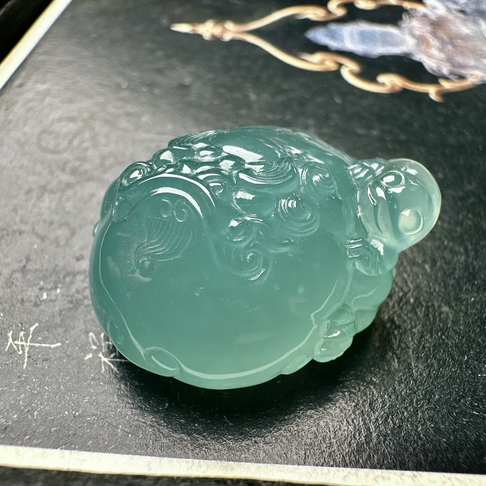 【冰种天空蓝三足金蟾】招财神兽，种水上乘，晶莹剔透，纯净通透，莹光感很强