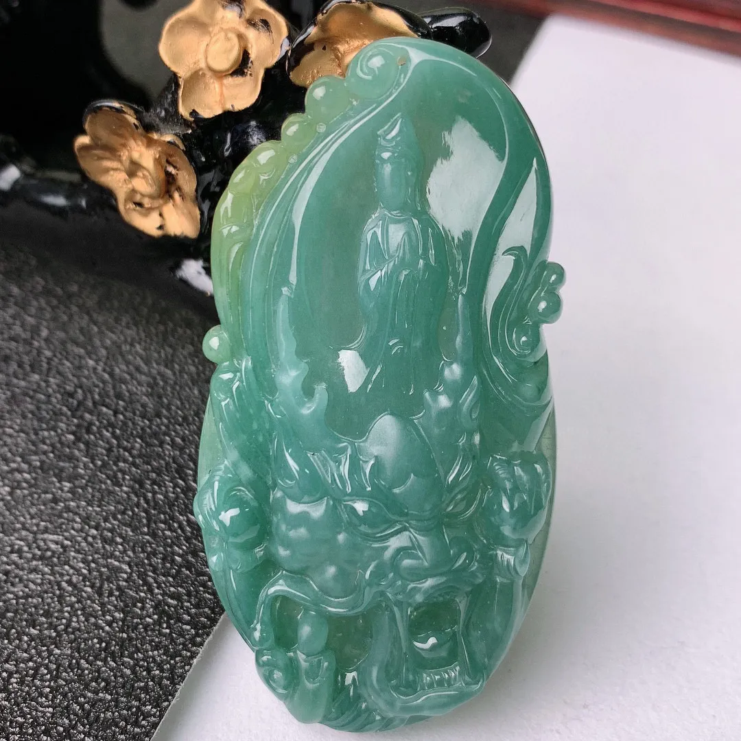 自然光实拍 冰润祥龙观音翡翠吊坠，种老水足， 水润通透 雕工精致 慈祥端庄， 美观亮丽#126.3尺寸67*36*8.5mm