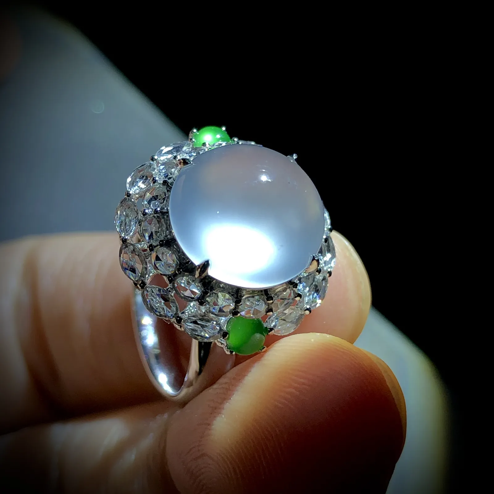 白冰戒指，裸石11.8-11.2-5.5mm，
18K金，南非钻，翡翠绿蛋面，14#，