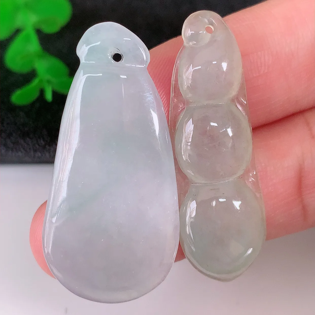 自然光实拍，冰润冰种翡翠福瓜 四季豆吊坠，种老水足，雕工精湛 ，寓意美好，佩戴时尚出众！#059.3瓜41*19.5*4.5四季豆41*13.5*5