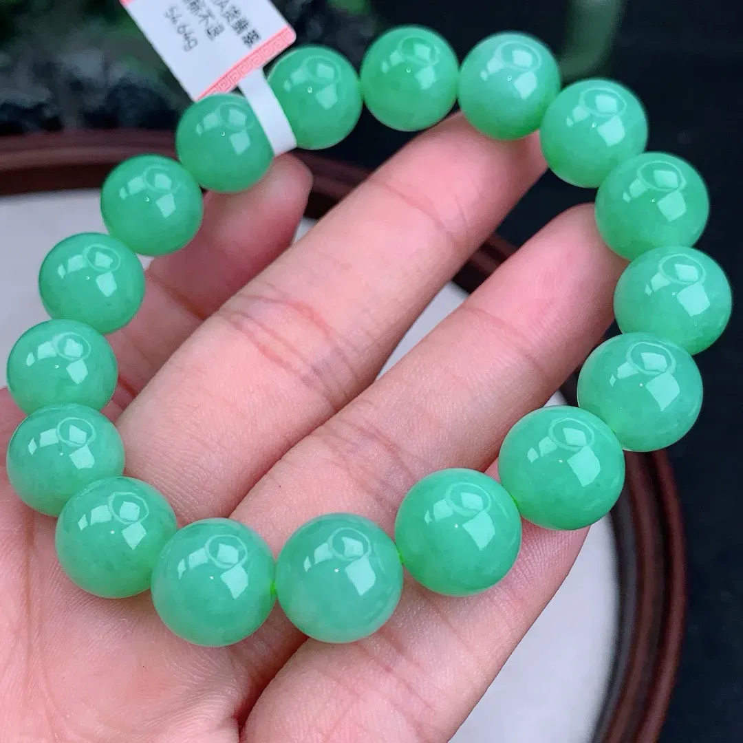 缅甸天然A货翡翠满绿圆珠手串
尺寸12.1mm  重54.64g
