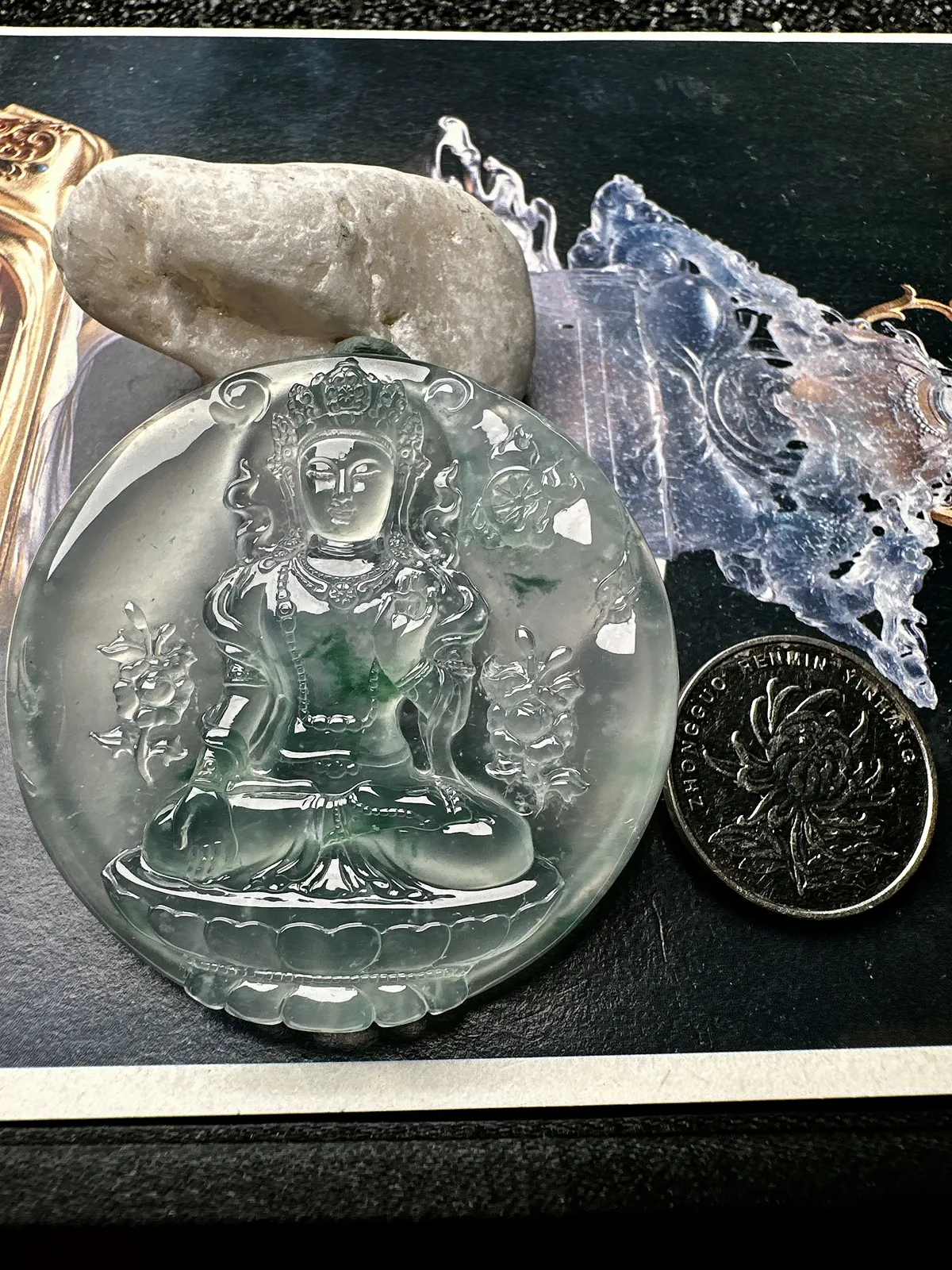 【玻璃种飘花园牌度母吊坠】质地细腻，冰度很足，饱满度很好，雕刻精细，加龙作品