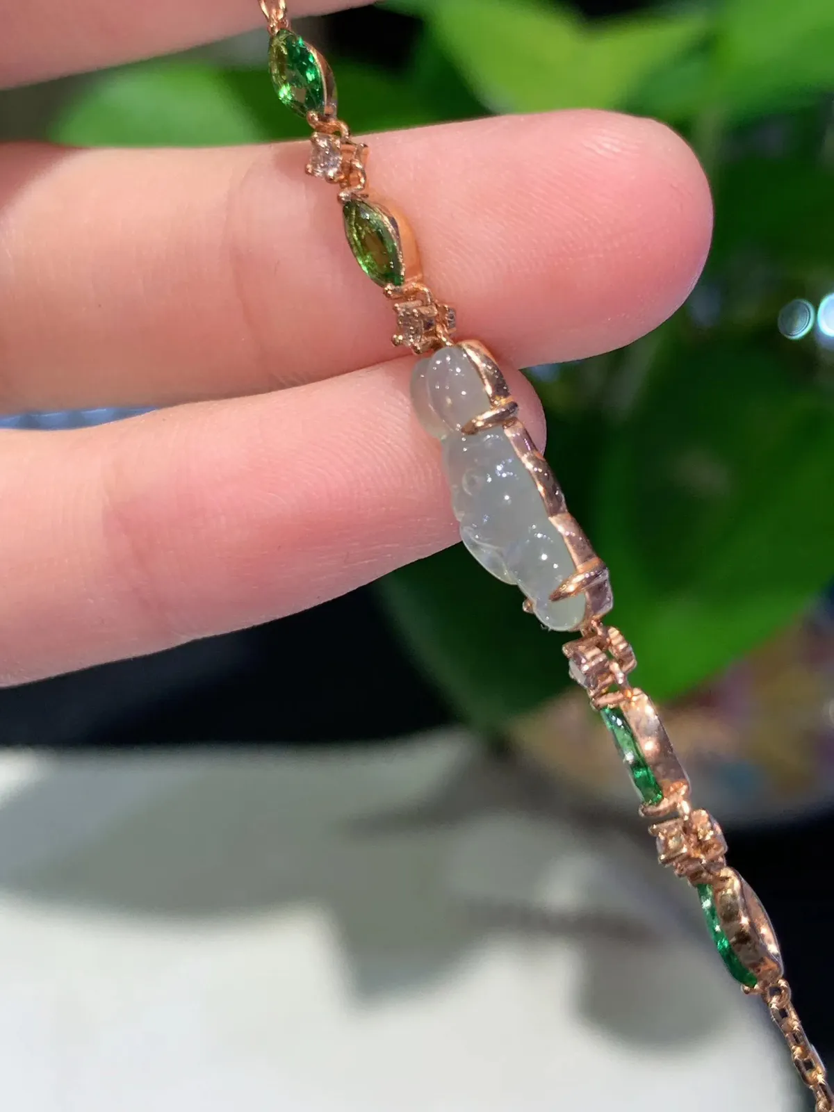 18k金冰晴水小兔子手链
配石沙弗来0.85ct d0.12ct
手链长16cm+2.5cm（调节链）