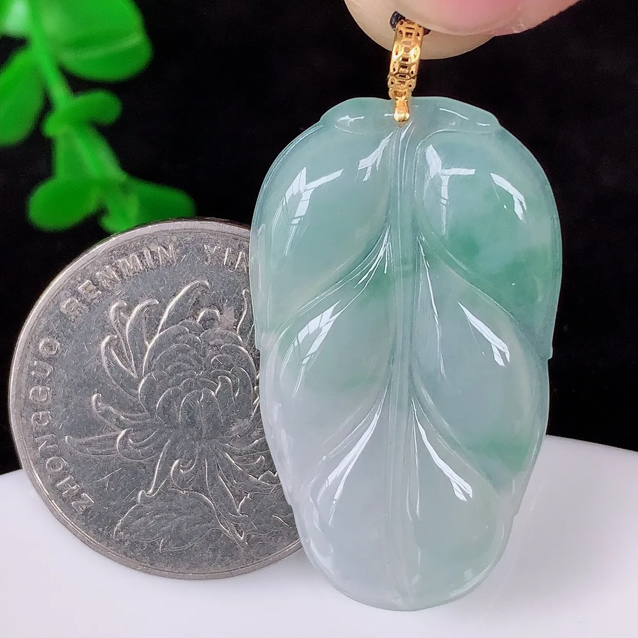 自然光实拍，18K金镶嵌冰飘花叶子翡翠吊坠，种水足，色泽清新，工艺精湛，寓意美好 金枝玉叶 事业有成。#012.2整体38.5*20*3.9mm