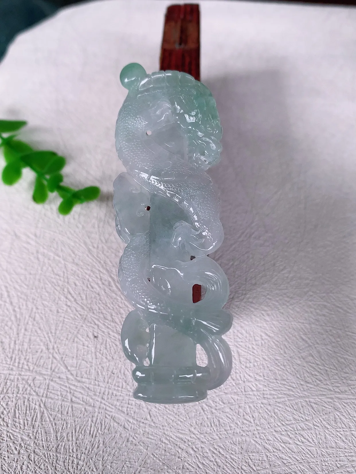 自然光实拍 精雕镂空冰飘花龙翡翠吊坠， 龙行天下，雕工立体精湛 翡翠龙牌 种老水足， 配戴霸气时尚，值得收藏!#261.2尺寸82.8*26*9.5