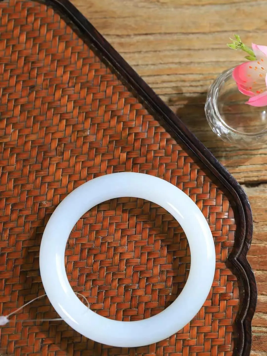 【玉佳人·手镯】

精品️和田玉白玉圆条手镯 ，玉质细腻油润，做工细致精美，端庄素雅，亭亭玉立，芊芊素手。芊芊素手，怎能忘镯？秀美圆条，更显婀娜。内径57mm 尺寸11.1-11.2mm重62.7克 6960484A