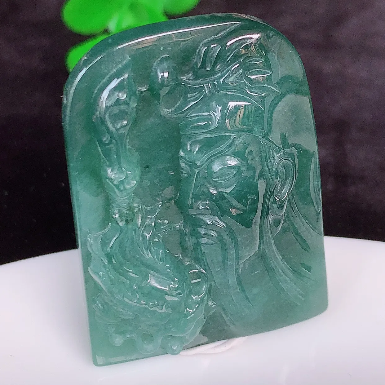 自然光实拍 冰润满色祥龙关公翡翠吊坠，种好起光，玉质细腻，招财纳福，时‮大尚‬方，款式新莹，佩戴优雅高贵！#338.4尺寸45*32*8mm