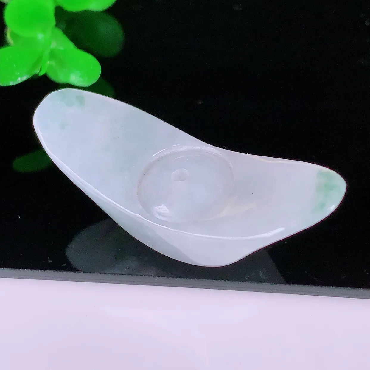 自然光实拍，冰润飘花招财元宝翡翠吊坠 招财进宝，种老水足，雕工精湛 寓意美好 佩戴时尚出众！#055.3尺寸40.5*13.8*10.5mm