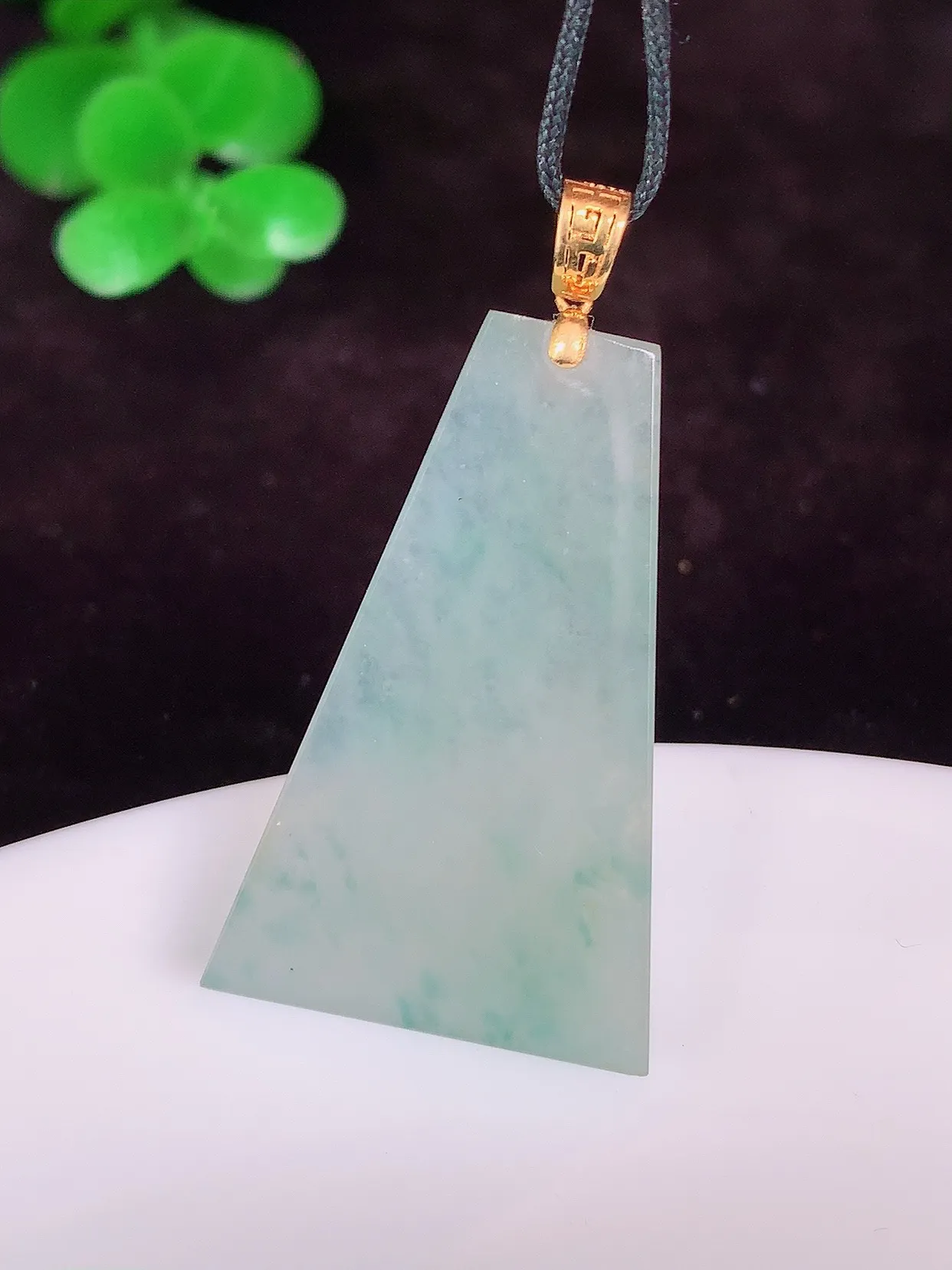 自然光实拍，18K金镶嵌冰飘花平安无事牌吊坠 平平安安 翠色灵动 佩戴时尚！#161.3整体36.8*裸石30.8*19.5*4.5