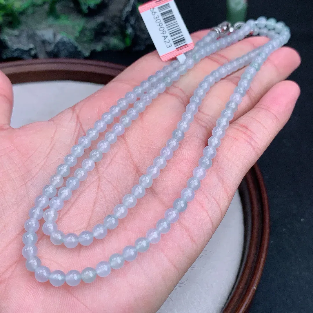 缅甸天然A货翡翠冰种圆珠项链
尺寸4.2mm  重25.13g