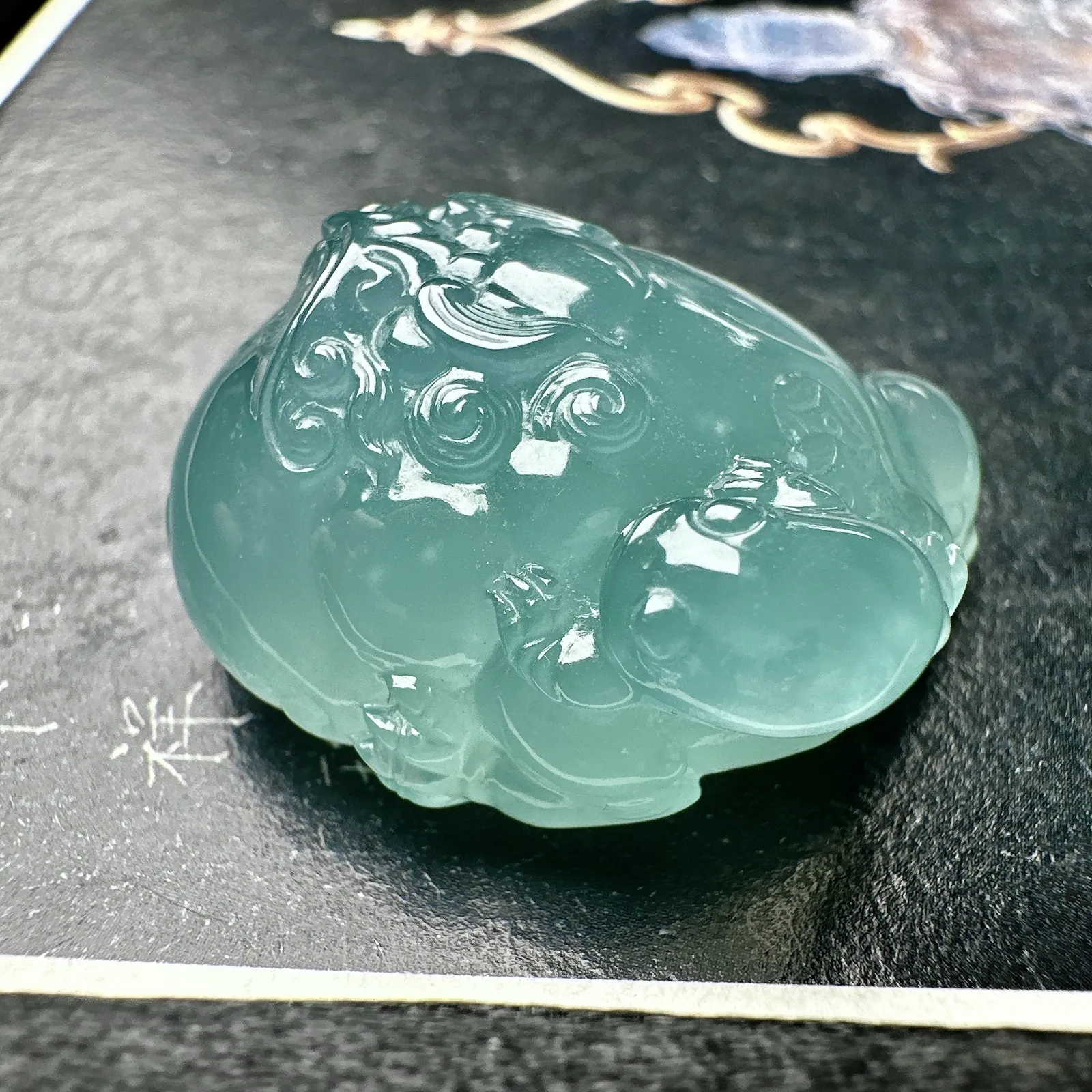 【冰种天空蓝三足金蟾】招财神兽，种水上乘，晶莹剔透，纯净通透，莹光感很强