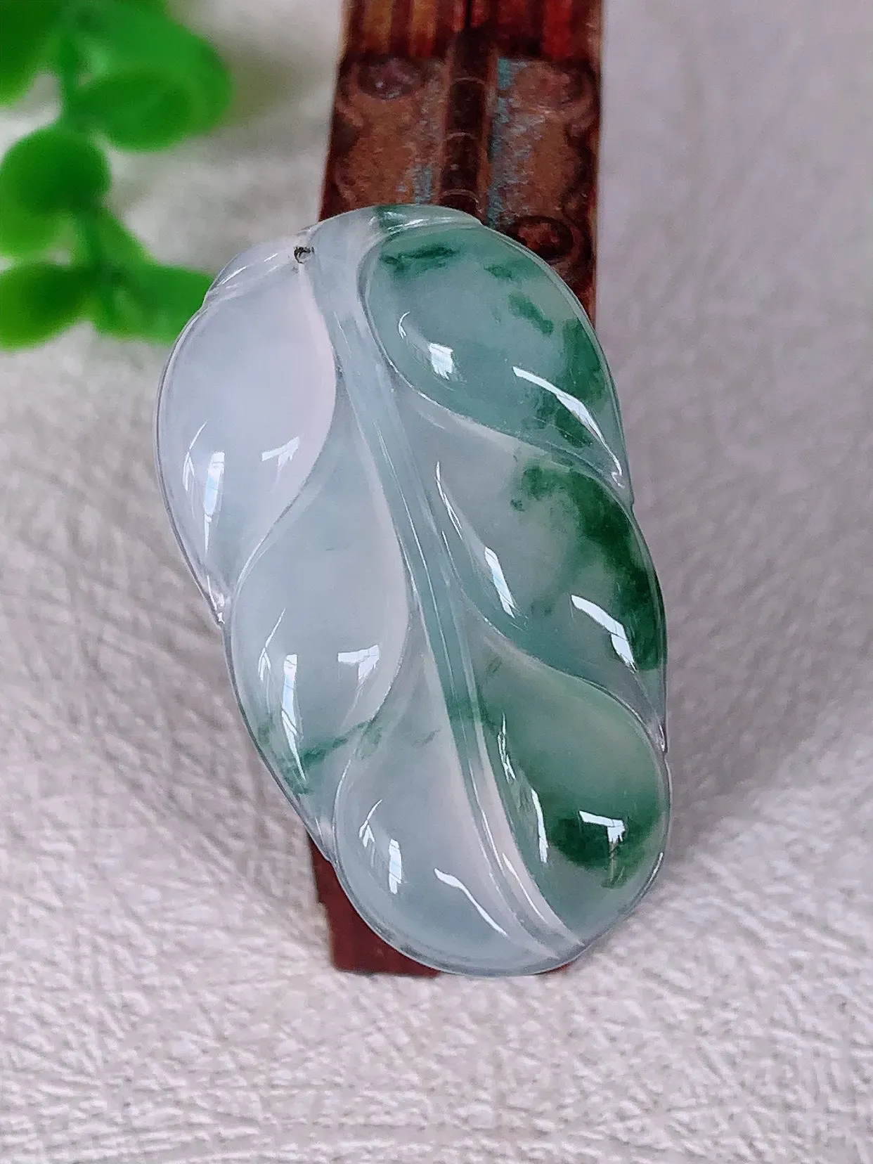 自然光实拍 冰种飘花叶子翡翠吊坠 ，种水足，色泽清新，工艺精湛 叶子寓意美好；金枝玉叶， 事业有成。#010.3尺寸33.5*20*4.3mm