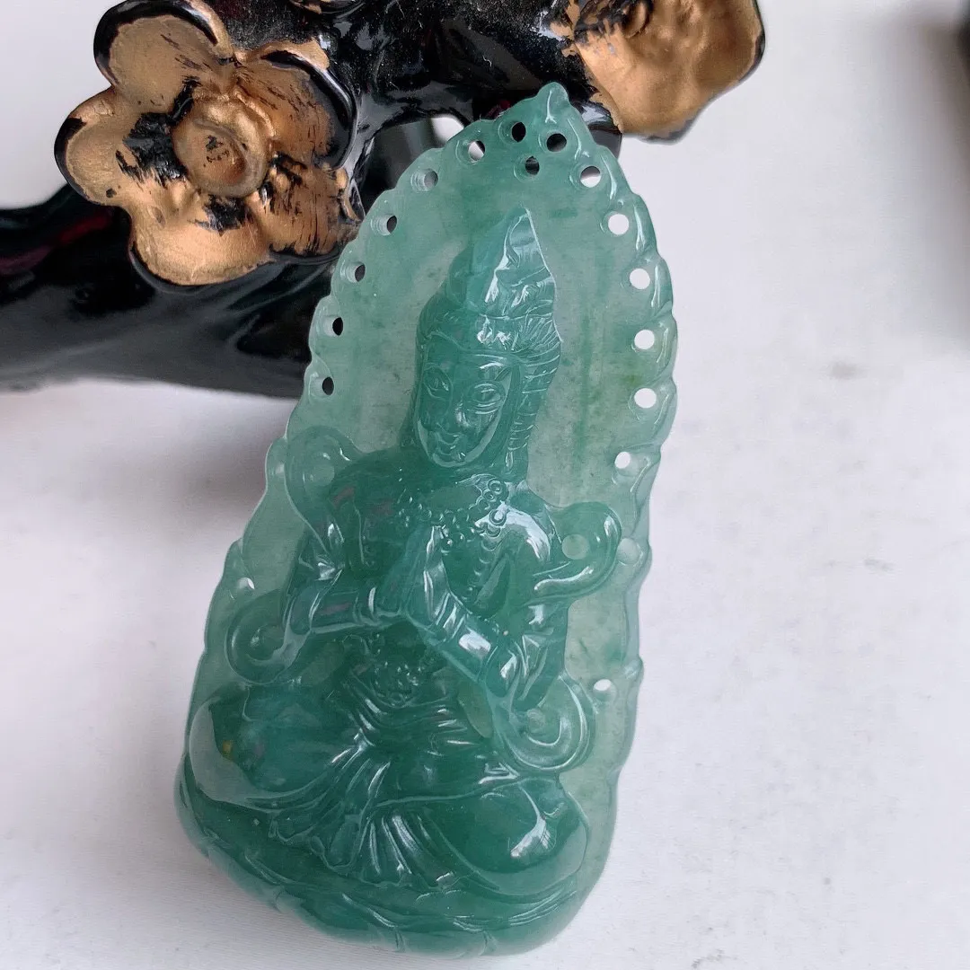 自然光实拍 冰满色观音吊坠，翡翠赐福观音，冰透水润，庇佑守护 种水足 工艺精致，送礼或自留佳选！#404.3尺寸50*26*7.5mm
