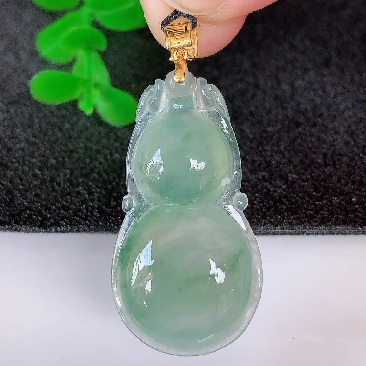 自然光实拍，18K金镶嵌冰种飘花葫芦吊坠，翡翠葫芦，寓意福禄双全，财源滚滚 佩戴效果优雅迷人！#08
