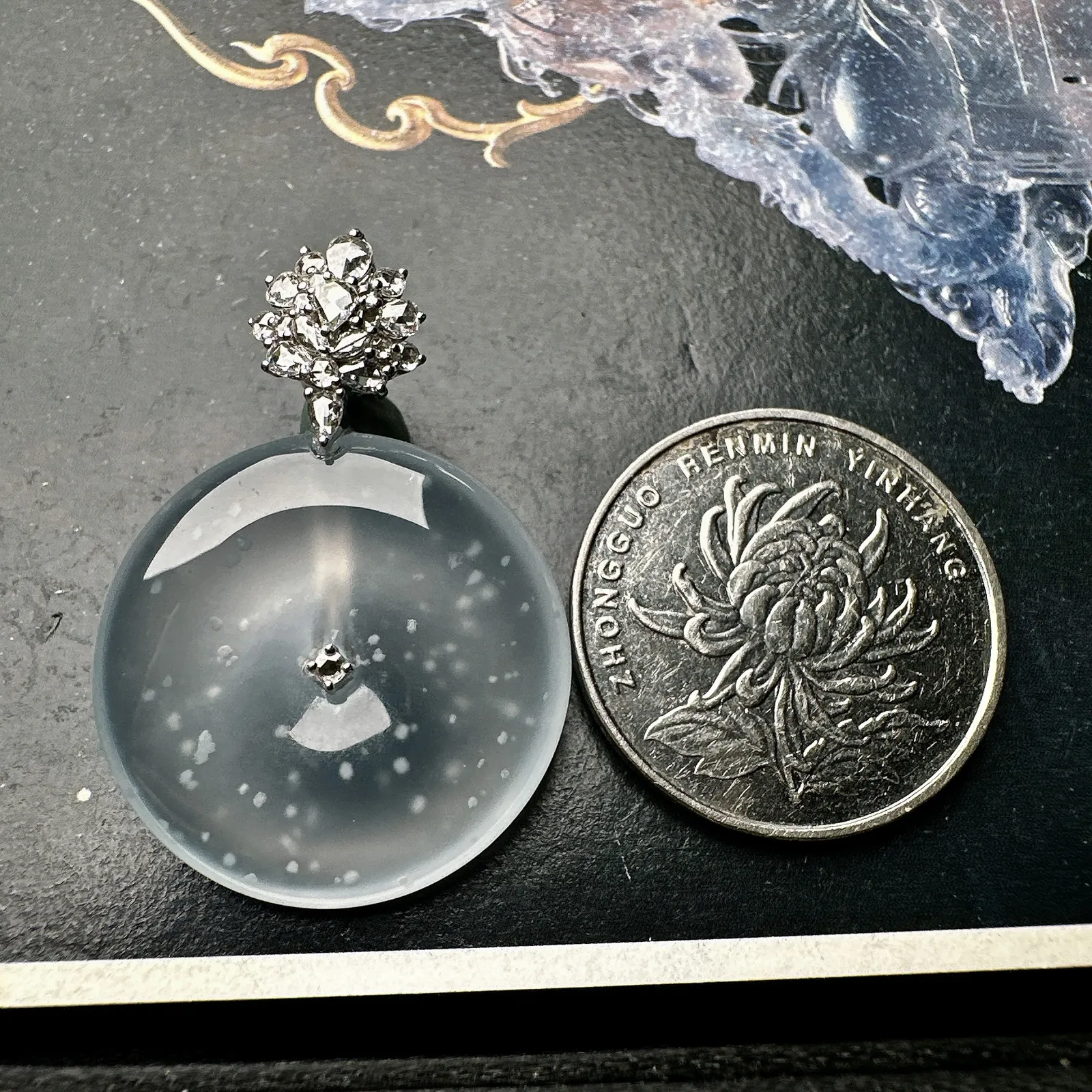 【玻璃种雪花棉平安扣】木那老坑料，质地细腻，冰润十足，种老冰透，荧光闪耀，18k金钻镶嵌，裸石尺寸25*4.8毫米