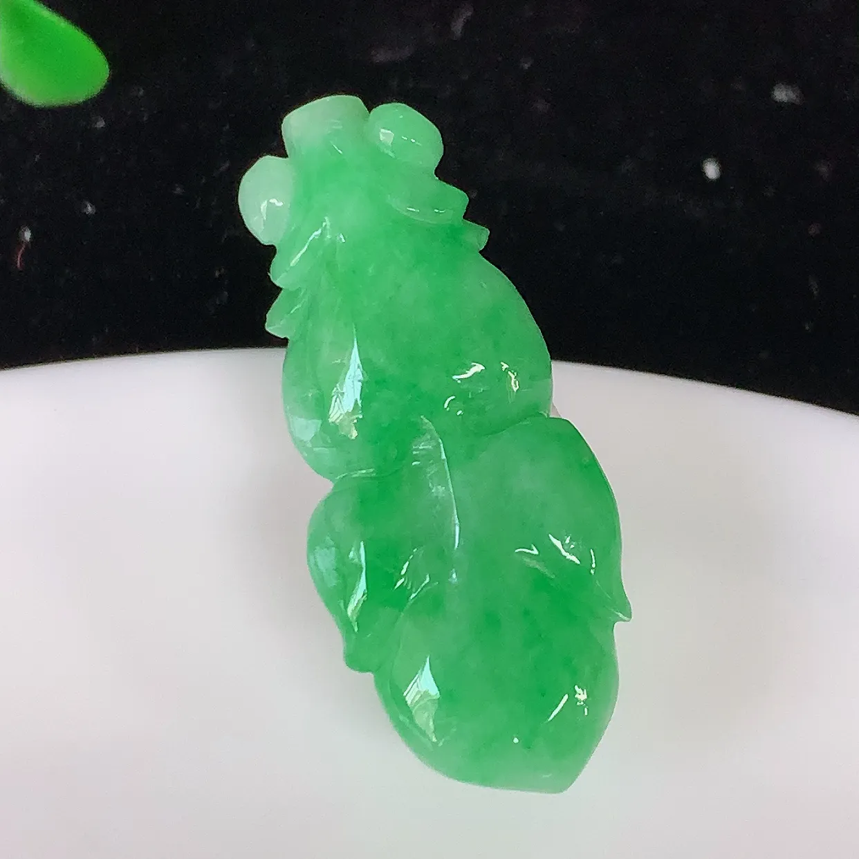 自然光实拍，冰润满绿年年有余 自由自在玉吊坠，寓意财源广进，雕工婉约，栩栩如生 镶嵌更靓，佩戴优雅迷人！#801.2尺寸28.5*12*4.6