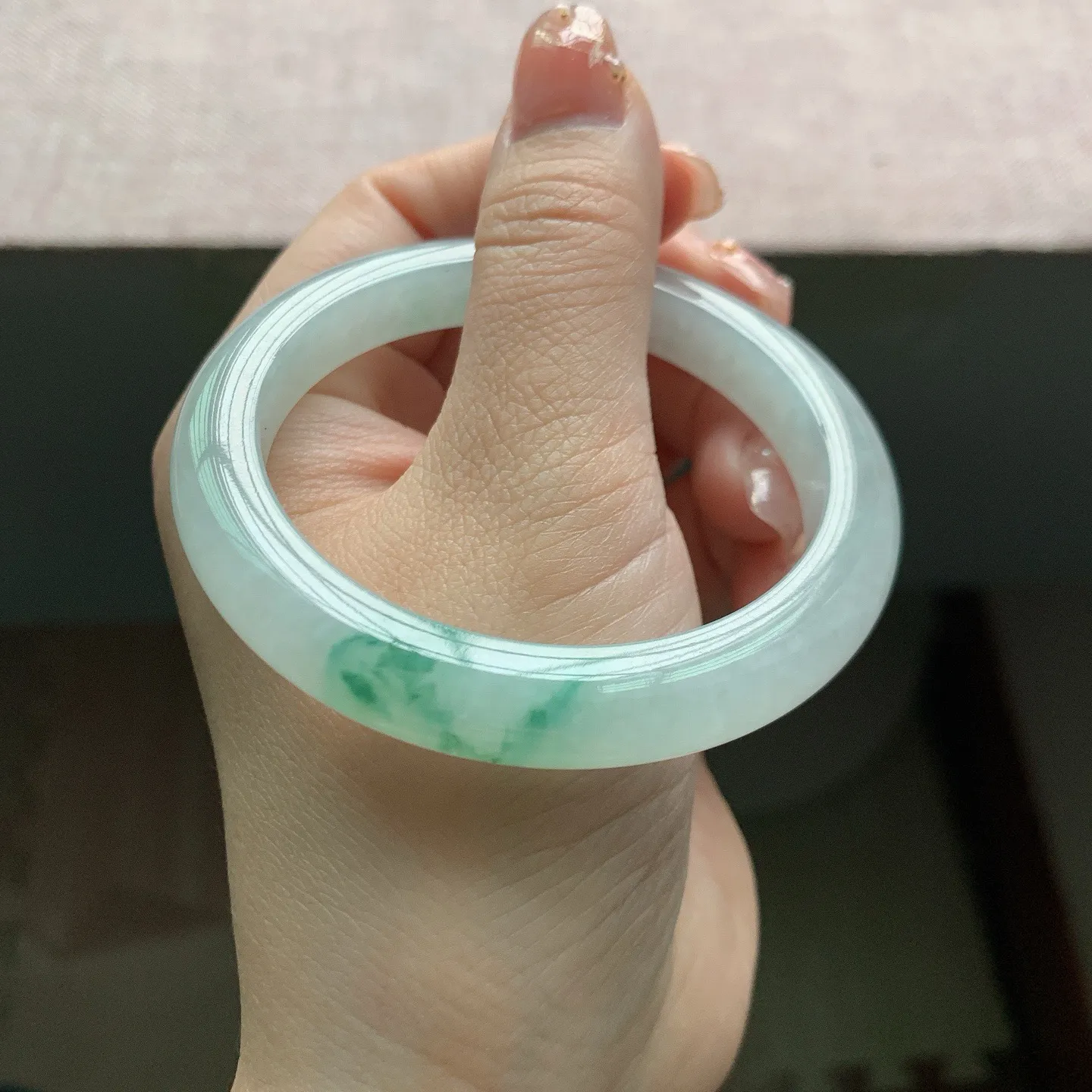 55-56圈口。自然光实拍，老坑冰胶飘花正圈翡翠手镯，尺寸:56-9-8.5mm，无纹裂，重量45.76g