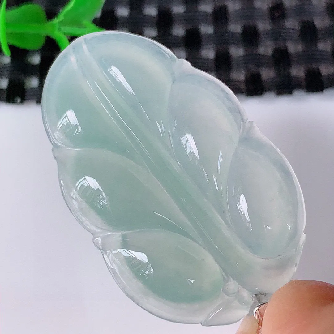 自然光实拍，冰种金枝玉叶叶子翡翠吊坠 寓意“大业有成，一夜成名，”水润通透叶子 清秀高雅 性价比超值！#195.4尺寸35-22-5