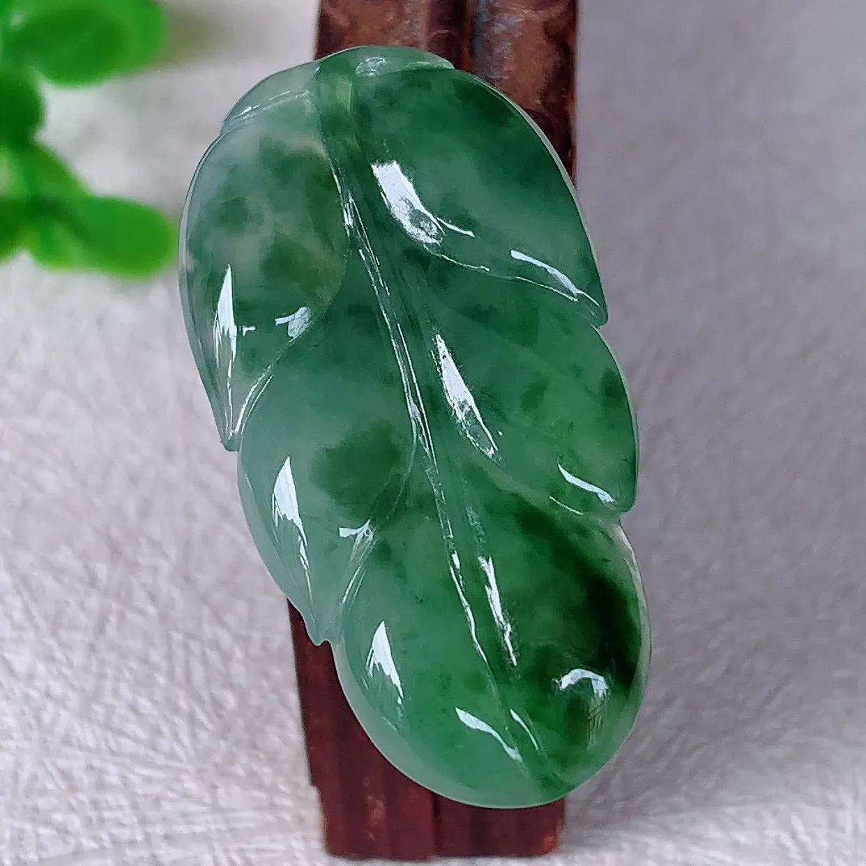 自然光实拍，冰润飘花事业有成叶子翡翠吊坠 莹润且起胶，叶子清秀优雅 佩戴大业有成！#070.2尺寸35*18*4mm