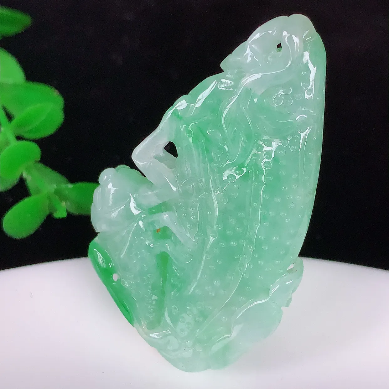 自然光实拍，冰润飘绿翡翠一鸣惊人金蟾吊坠， 金蝉象征着一鸣惊人 腰缠万贯，事事如意等 俏色巧雕，沁人心脾，水足、惟妙惟俏 形神俱佳！实物满满惊喜 佩戴效果优雅迷人！#068.3尺寸45*28*7.5mm