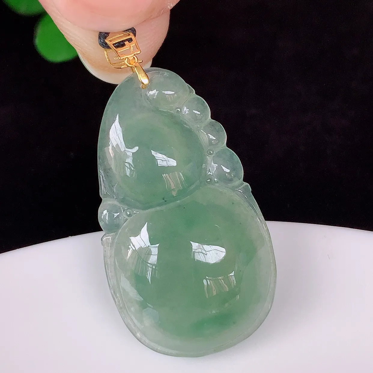 自然光实拍，18K金镶嵌冰种飘花葫芦吊坠 翡翠葫芦寓意福禄双全 财源滚滚，佩戴效果优雅迷人！#241.3整体37*18*5.5mm