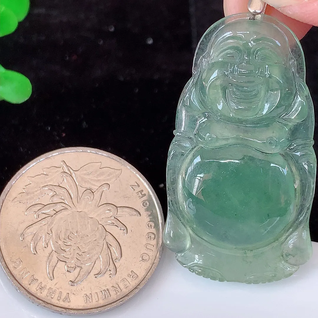 自然光实拍，冰笑佛翡翠挂件，冰透水润，胶感十足， 种水足 ，圆润饱满， 开脸喜庆，配戴优雅迷人！#033.2尺寸37.5*21*4.2