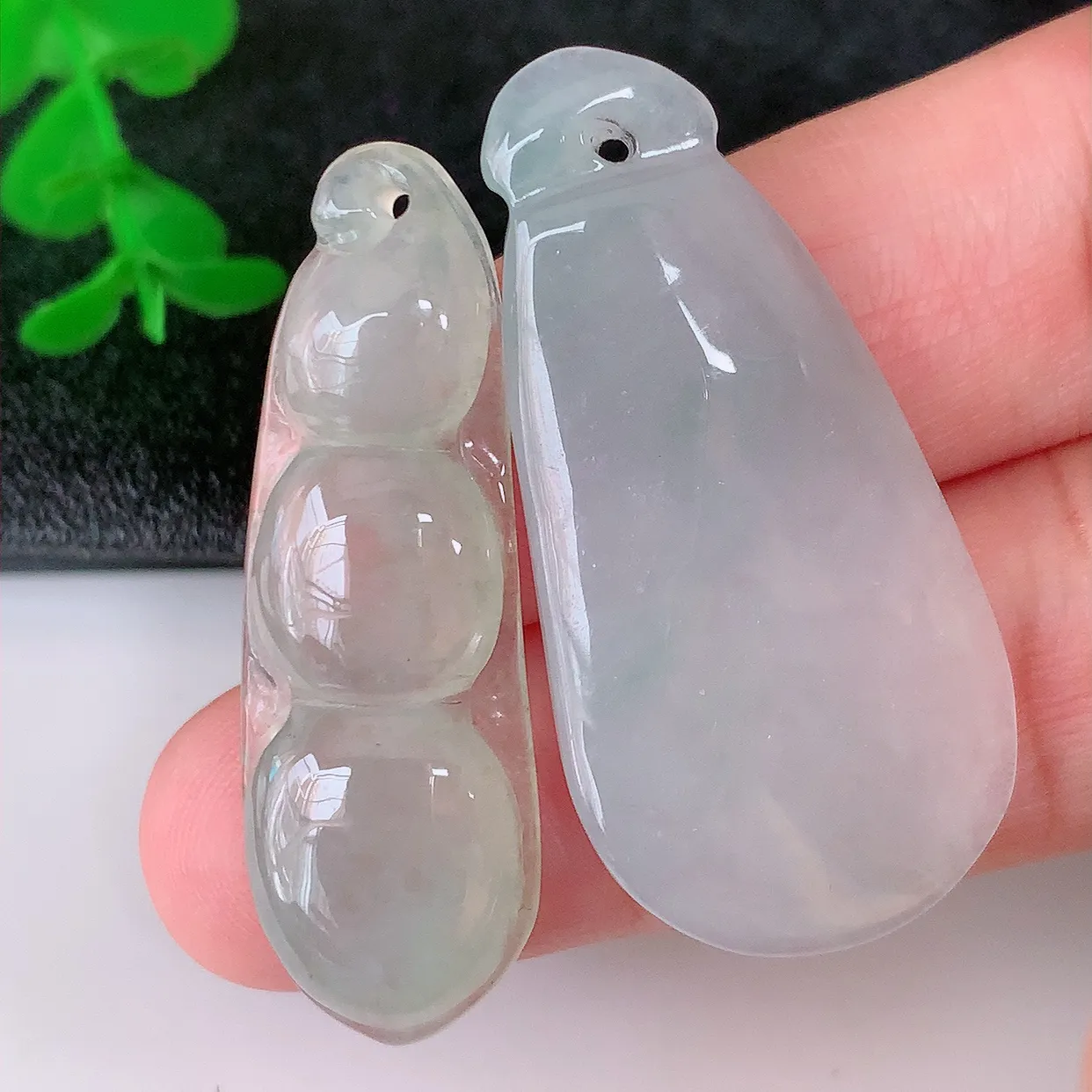 自然光实拍，冰润冰种翡翠福瓜 四季豆吊坠，种老水足，雕工精湛 ，寓意美好，佩戴时尚出众！#059.3瓜41*19.5*4.5四季豆41*13.5*5
