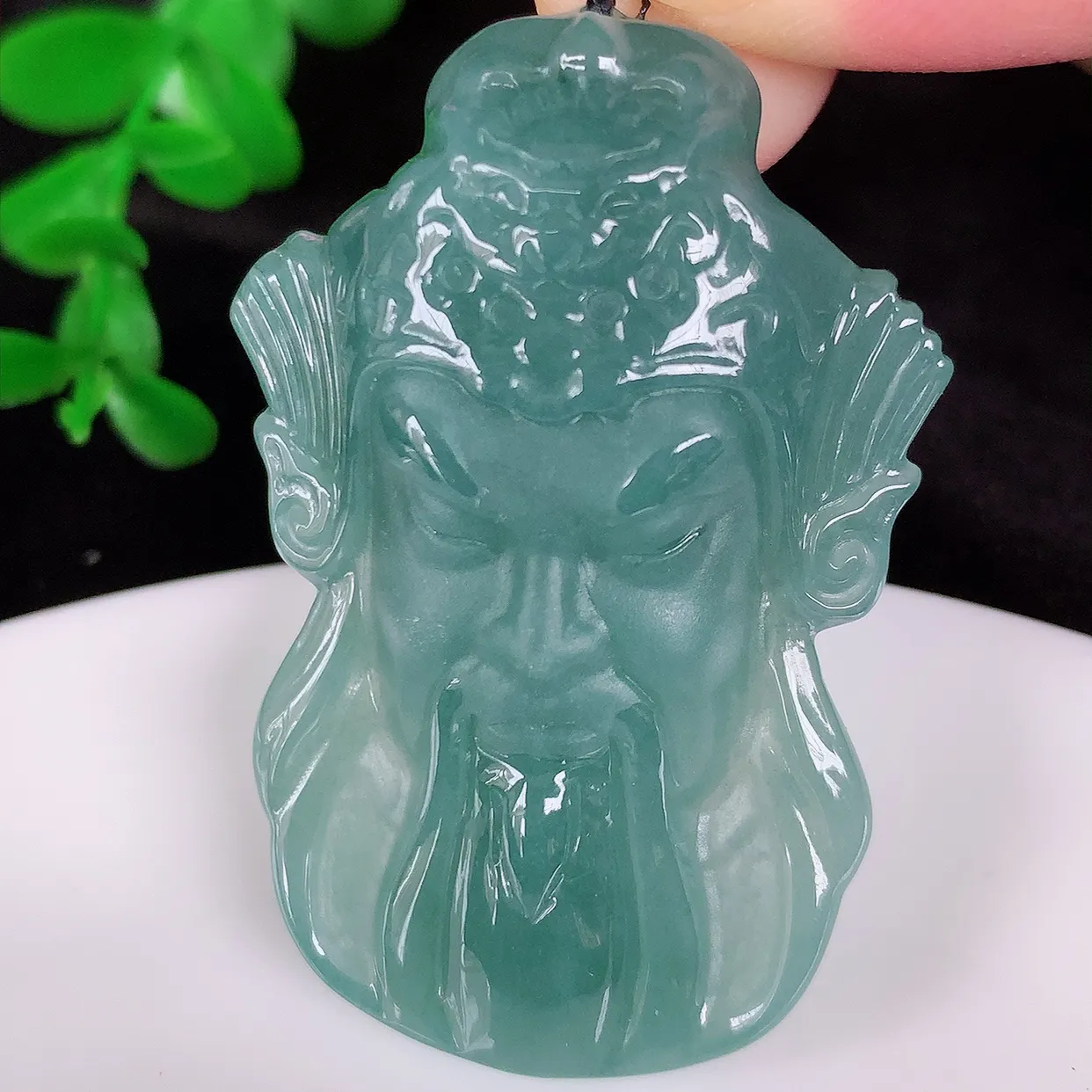 自然光实拍 冰透满色关公翡翠吊坠，种好起光，玉质细腻 招财纳福 时‮大尚‬方，款式新莹，佩戴优雅高贵！#378.2尺寸46-31-9mm
