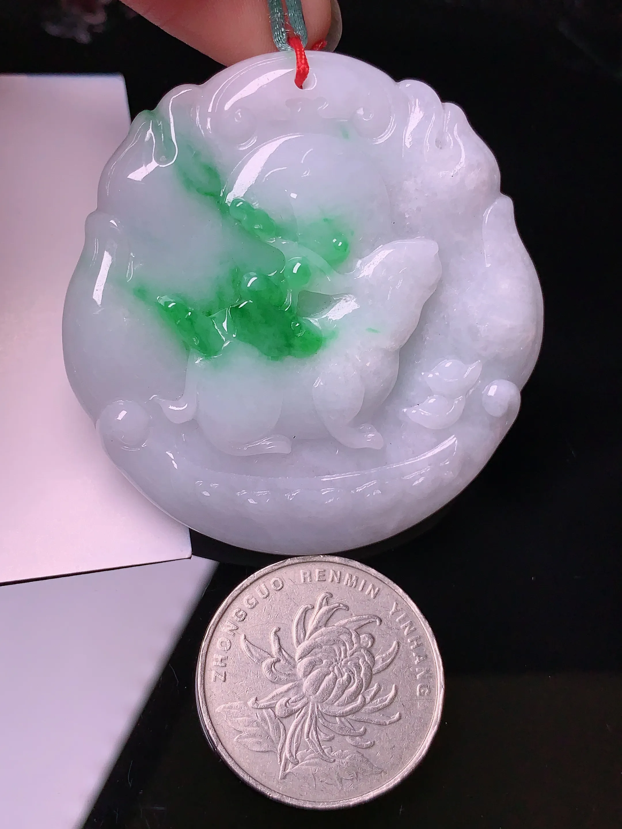 生肖兔牌吊坠 玉质细腻 色泽艳丽 整体尺寸50.5*49*6.5