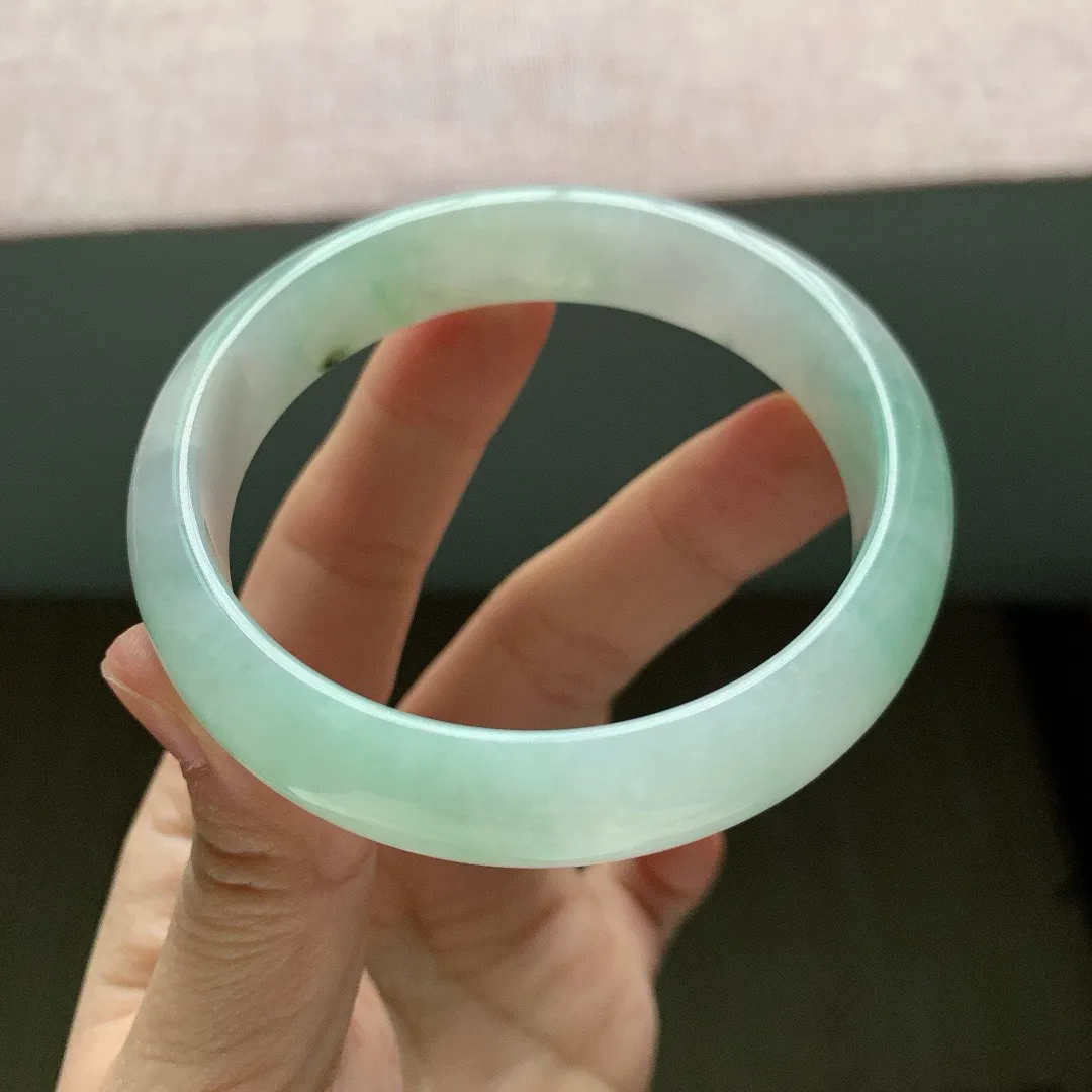 57-56圈口。自然光实拍，老坑冰糯春彩正圈翡翠手镯，尺寸:56.4-10-8mm，无纹裂，重量52.42