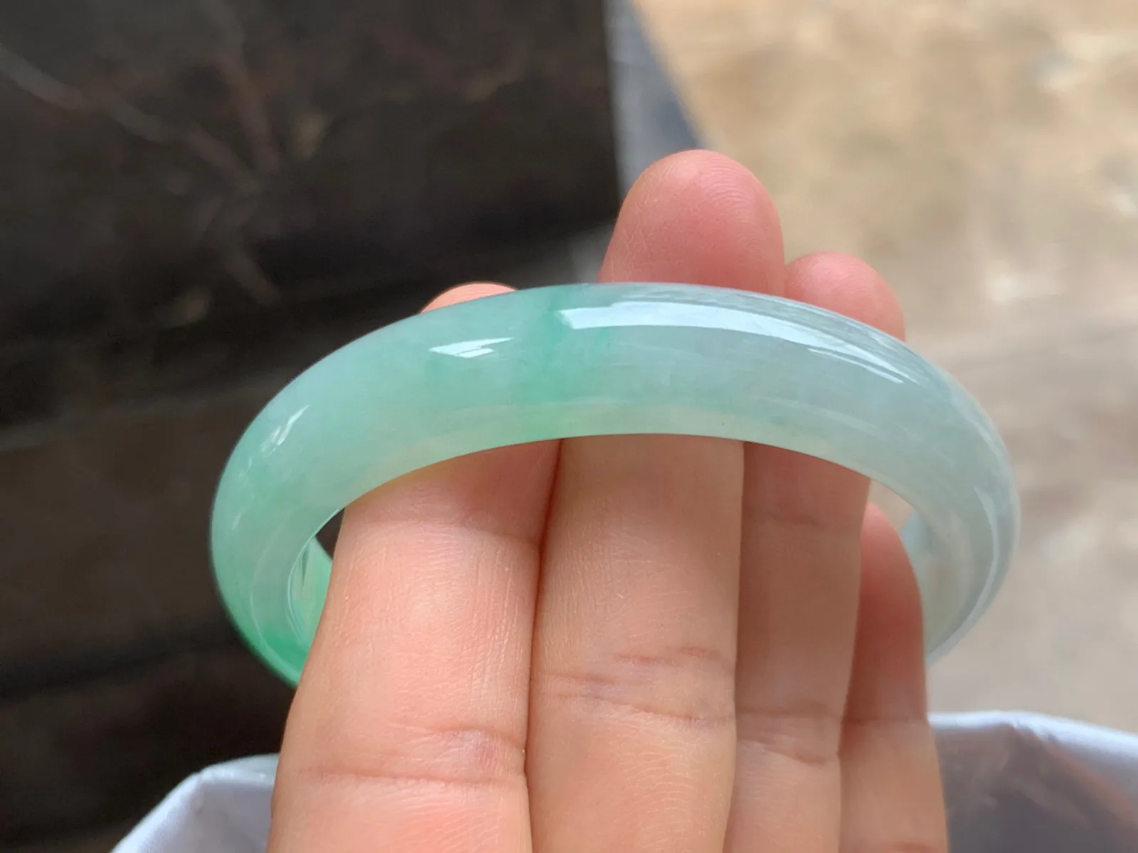 55.5-12.5-7.5mm
带色贵妃手镯 种好细腻 颜色清新 正圈53