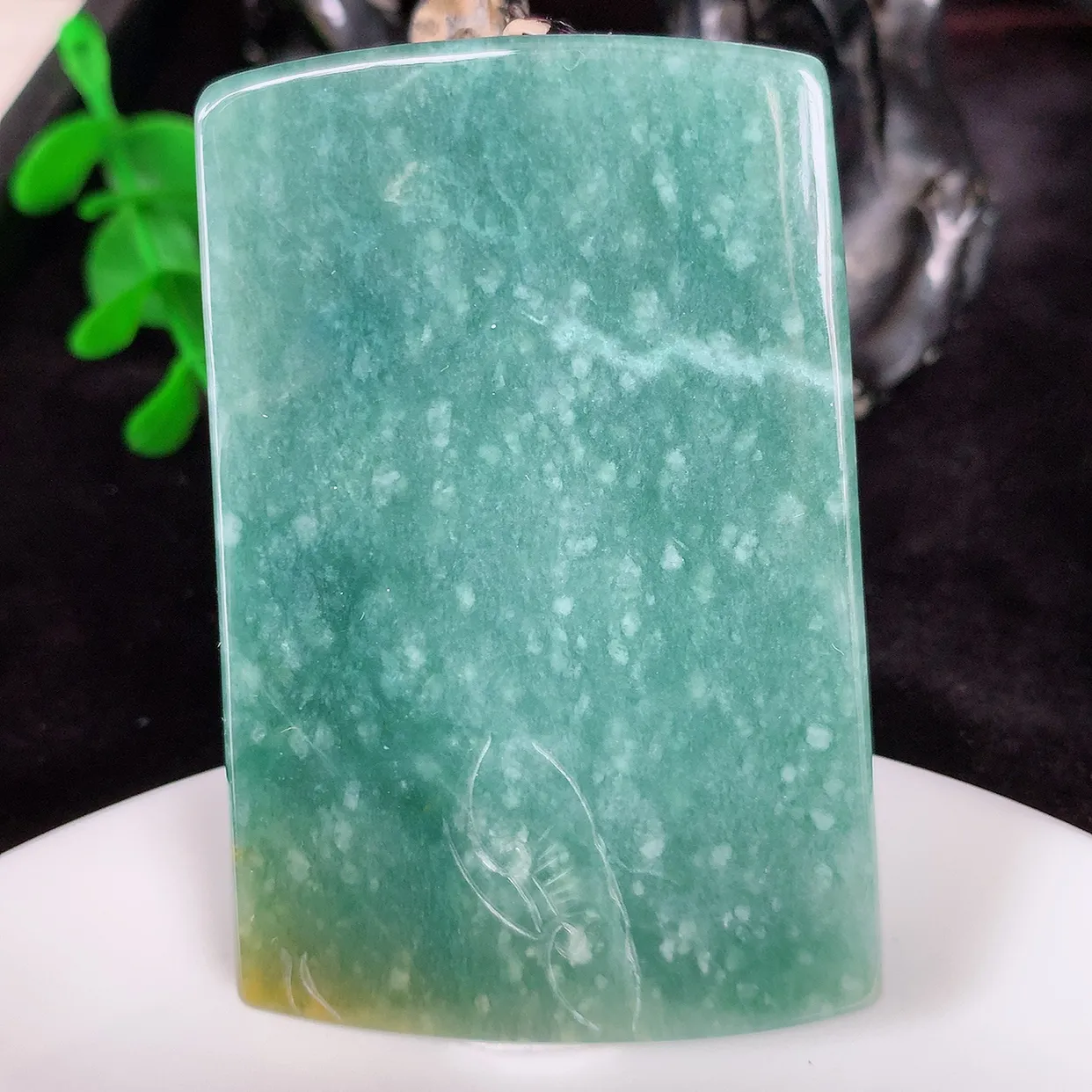 自然光实拍 满色精雕龙牌吊坠，龙行天下，雕工立体精湛 翡翠龙牌 种老水足 配戴霸气时尚，值得收藏!#045.3尺寸66*43.5*9.5mm