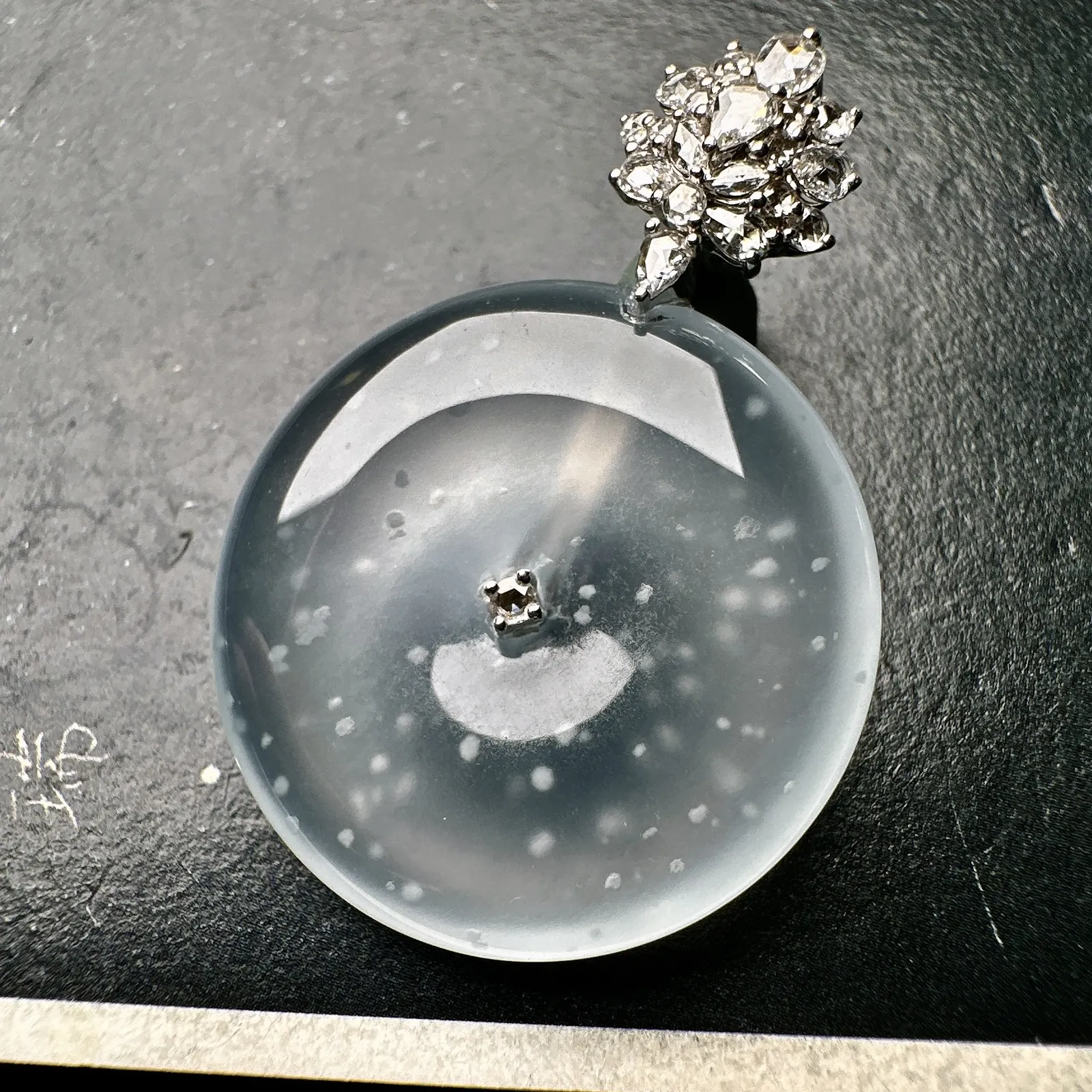【玻璃种雪花棉平安扣】木那老坑料，质地细腻，冰润十足，种老冰透，荧光闪耀，18k金钻镶嵌，裸石尺寸25*4.8毫米