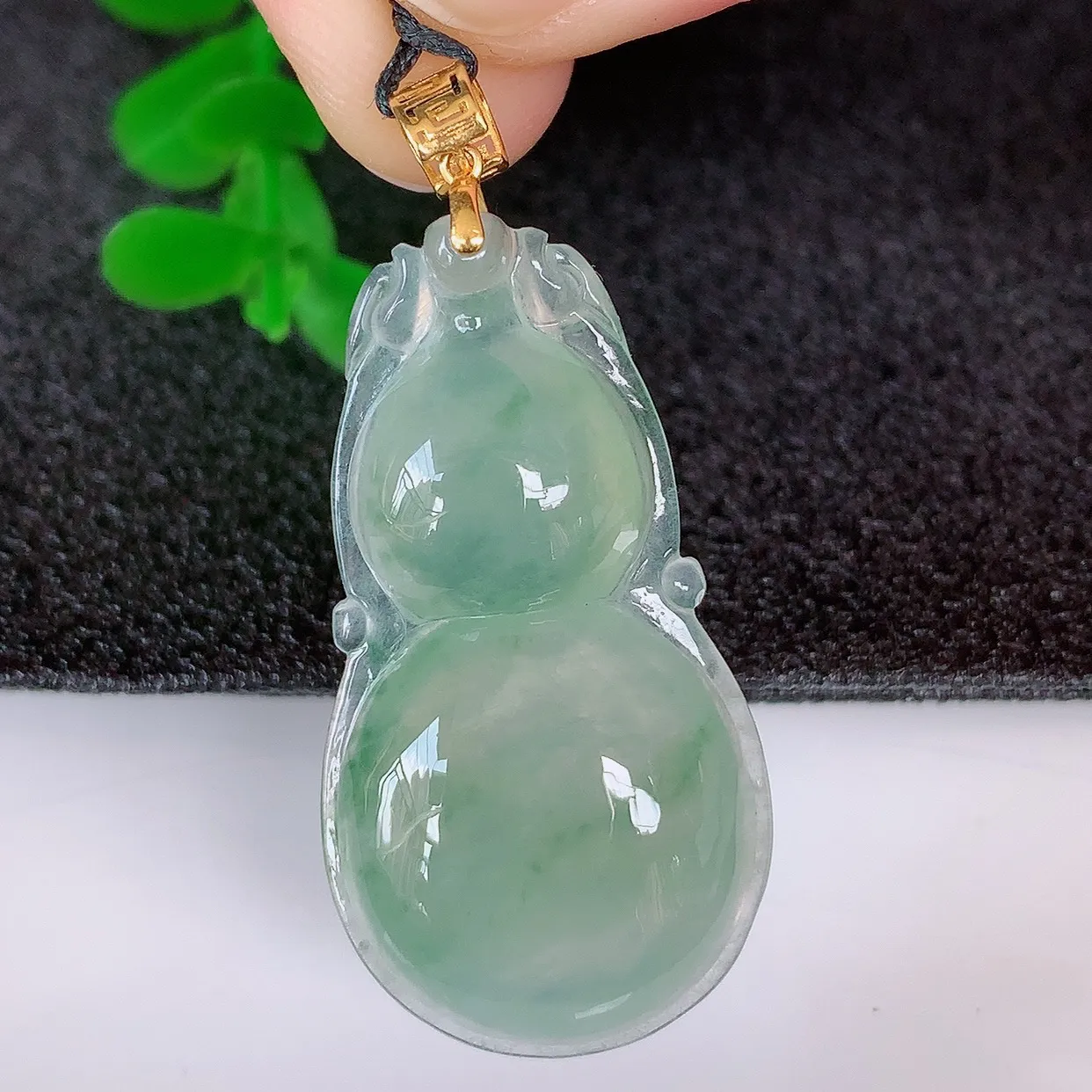 自然光实拍，18K金镶嵌冰种飘花葫芦吊坠，翡翠葫芦，寓意福禄双全，财源滚滚 佩戴效果优雅迷人！#080.4整体39裸石32.5*17.5-5.8