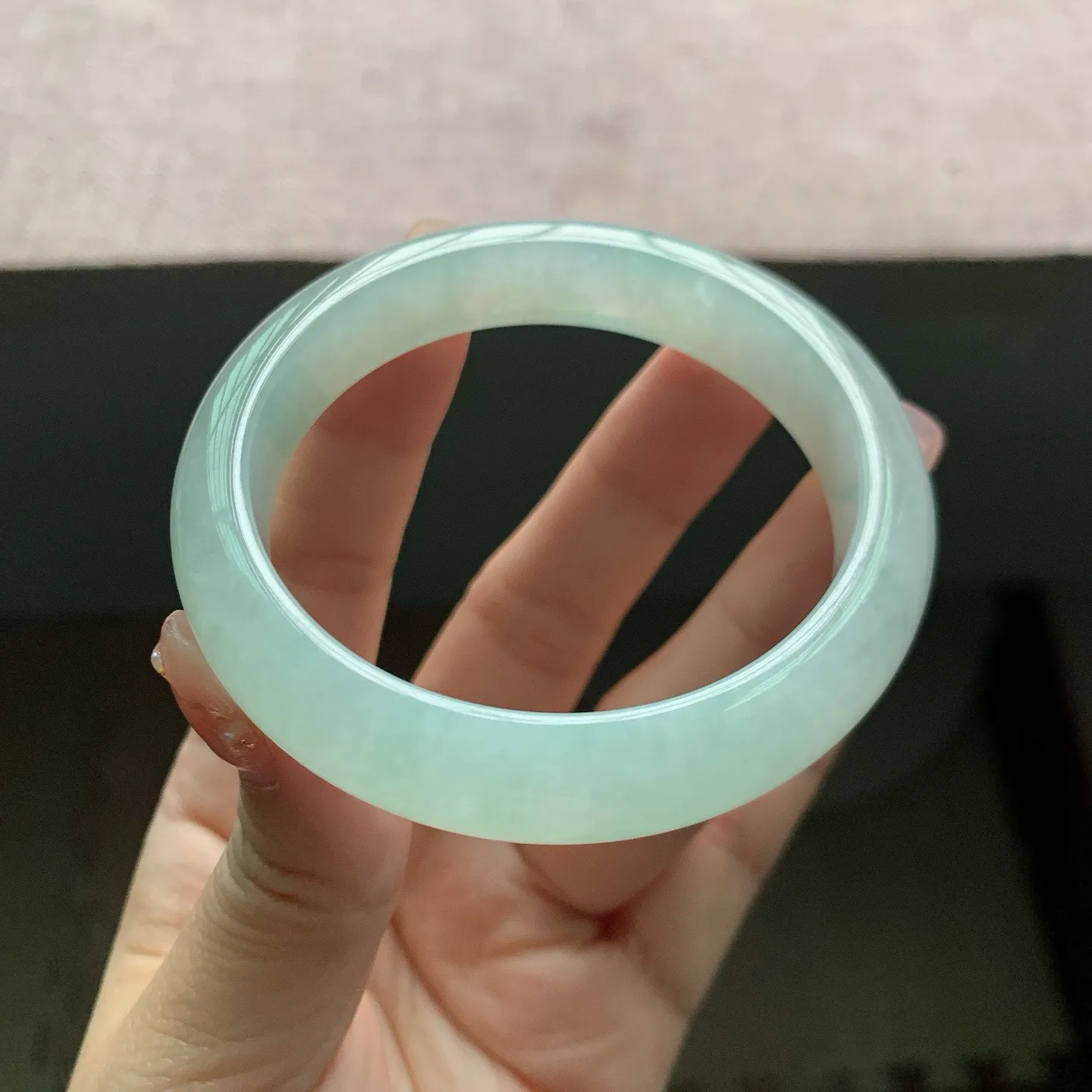 56-57圈口。自然光实拍，老坑冰润晴绿正圈翡翠手镯，尺寸:56.5-12.8-8.2mm，无纹裂，重量56.70g