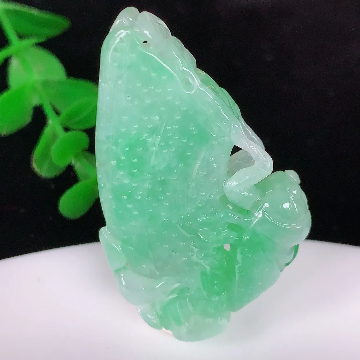 自然光实拍，冰润飘绿翡翠一鸣惊人金蟾吊坠， 金蝉象征着一鸣惊人 腰缠万贯，事事如意等 俏色巧雕，沁人心脾，水足、惟妙惟俏 形神俱佳！实物满满惊喜 佩戴效果优雅迷人！#068.3尺寸45*28*7.5mm