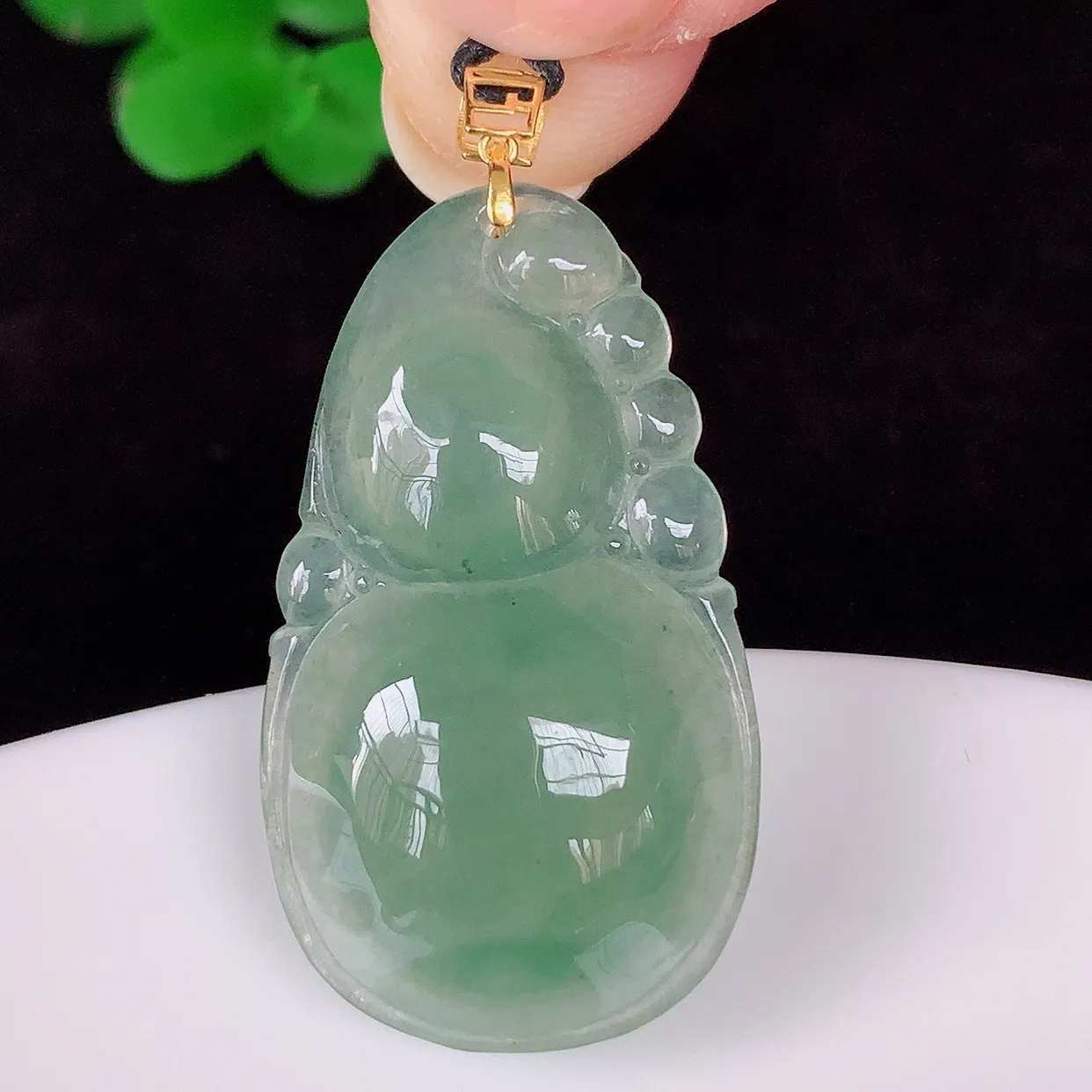 自然光实拍，18K金镶嵌冰种飘花葫芦吊坠 翡翠葫芦寓意福禄双全 财源滚滚，佩戴效果优雅迷人！#241.3整体37*18*5.5mm