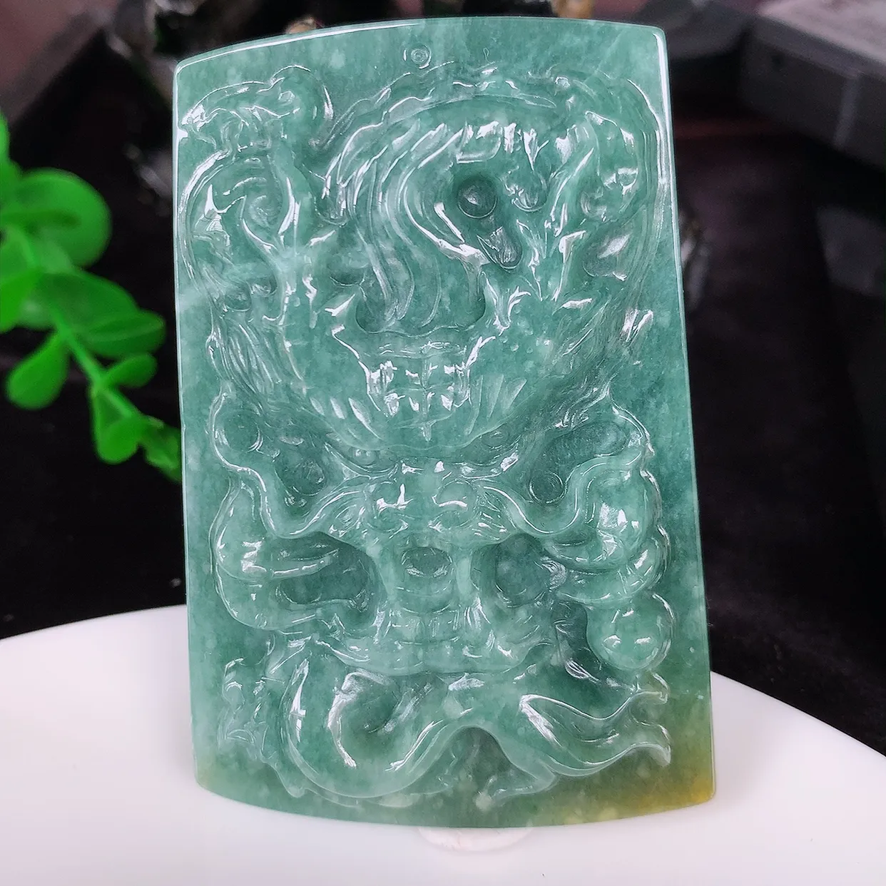 自然光实拍 满色精雕龙牌吊坠，龙行天下，雕工立体精湛 翡翠龙牌 种老水足 配戴霸气时尚，值得收藏!#045.3尺寸66*43.5*9.5mm