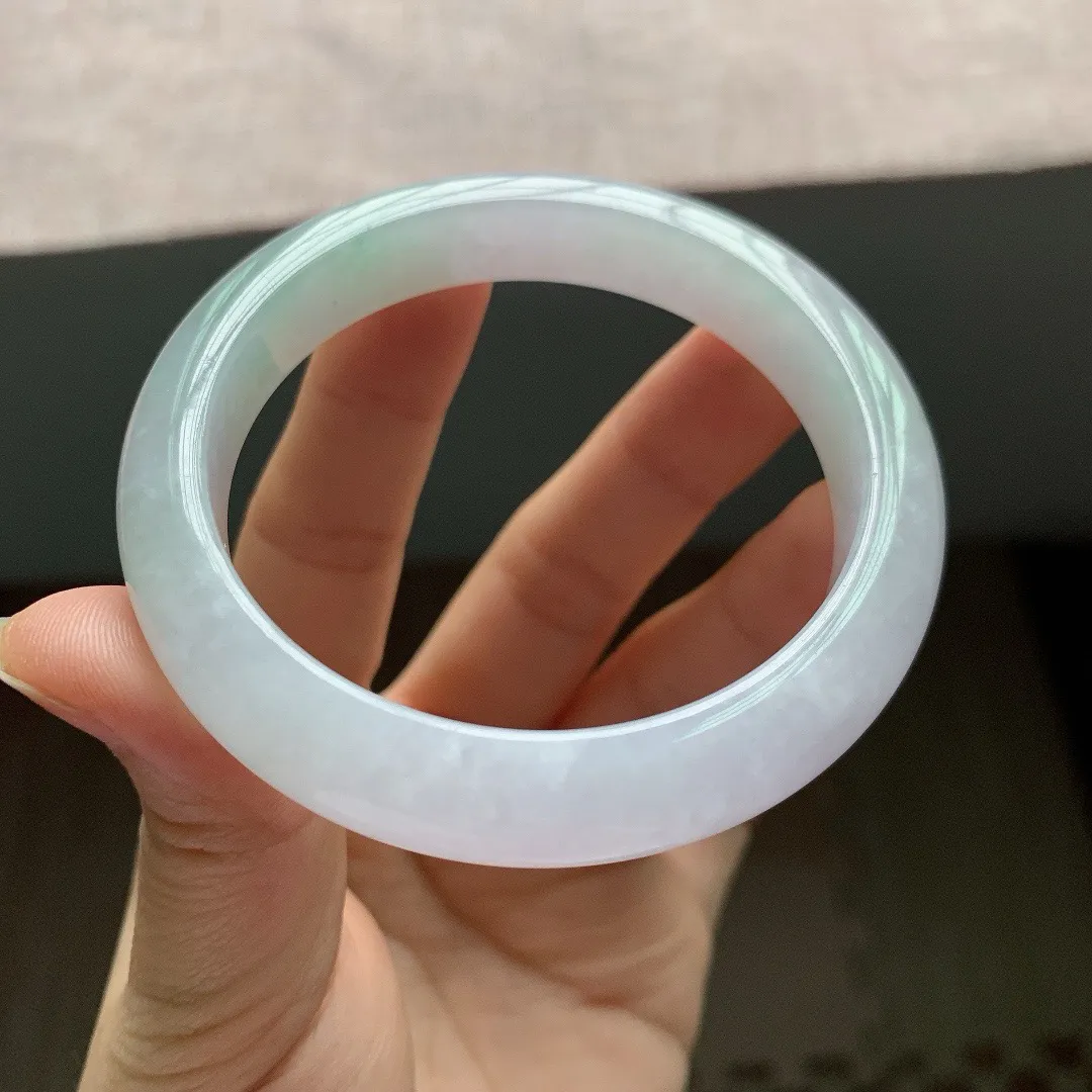 57-56圈口。自然光实拍，老坑冰糯春彩正圈翡翠手镯，尺寸:56.4-10-8mm，无纹裂，重量52.42g