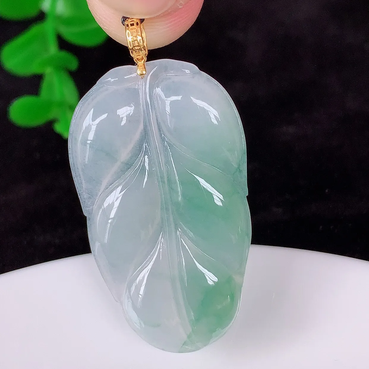 自然光实拍，18K金镶嵌冰飘花叶子翡翠吊坠 种水足，色泽清新，工艺精湛，寓意美好 金枝玉叶 事业有成。#083.3整体38*19.5*3.5mm