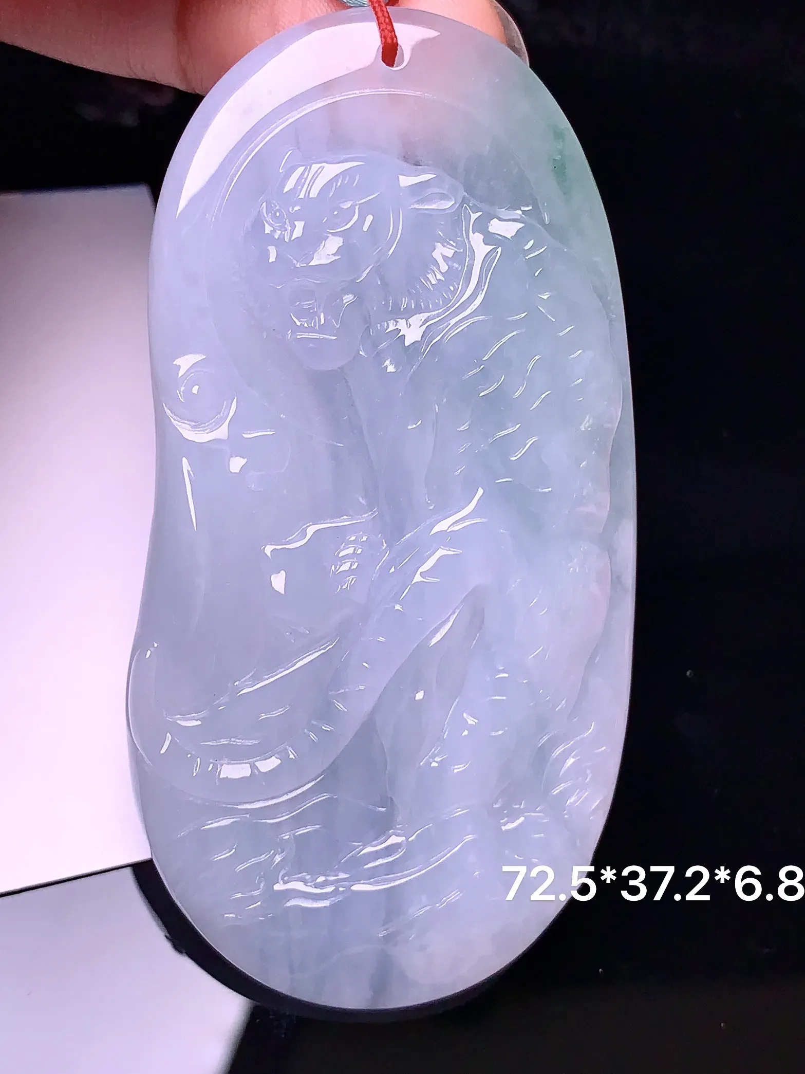 生肖虎牌吊坠 玉质细腻 色泽艳丽 整体尺寸72.5*37.2*6.8