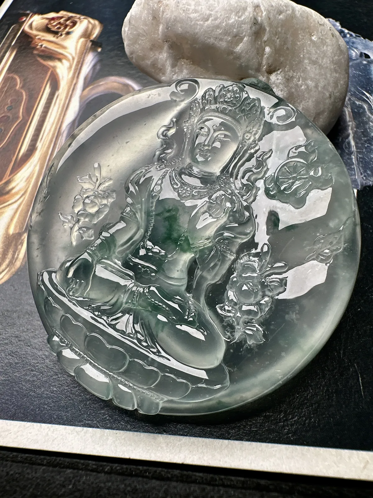 【玻璃种飘花园牌度母吊坠】质地细腻，冰度很足，饱满度很好，雕刻精细，加龙作品