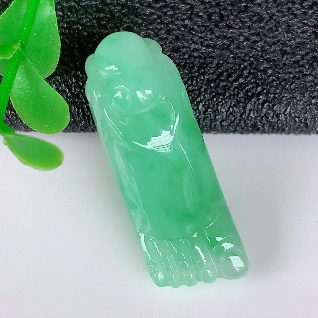 自然光实拍 冰润飘绿知足常乐翡翠吊坠，冰润精美 玉质细腻 工艺精湛  佩戴精美！#050.3尺寸26*9.5*15mm