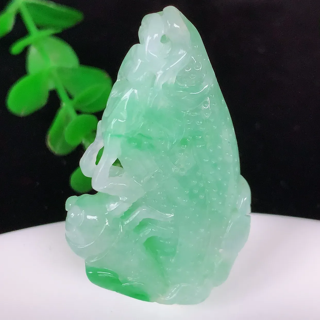 自然光实拍，冰润飘绿翡翠一鸣惊人金蟾吊坠， 金蝉象征着一鸣惊人 腰缠万贯，事事如意等 俏色巧雕，沁人心脾，水足、惟妙惟俏 形神俱佳！实物满满惊喜 佩戴效果优雅迷人！#068.3尺寸45*28*7.5mm